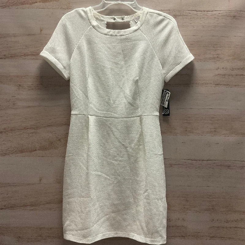 Dress Casual Short By Clothes Mentor In White, Size: M